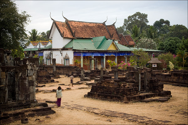The children leave towards the adjacent monastery buildings.